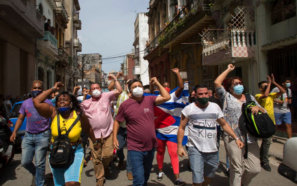 Simpatizantes del gobierno también salieron rápidamente en una contramarcha, mientras se desarrollaba la manifestación antigubernamental. Según la AP, unas 300 personas afines al gobierno llegaron con una gran bandera cubana a Centro Habana gritando consignas a favor del extinto presidente 
<a href="https://www.univision.com/temas/fidel-castro">Fidel Castro</a> y la revolución cubana.