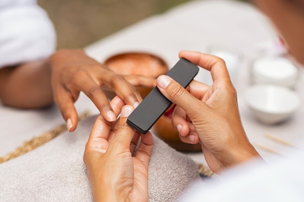 <b>Puesto 23. Manicuristas y pedicuristas. </b>Ganan en promedio 27,390 dólares al año, unos 12.39 dólares por hora.