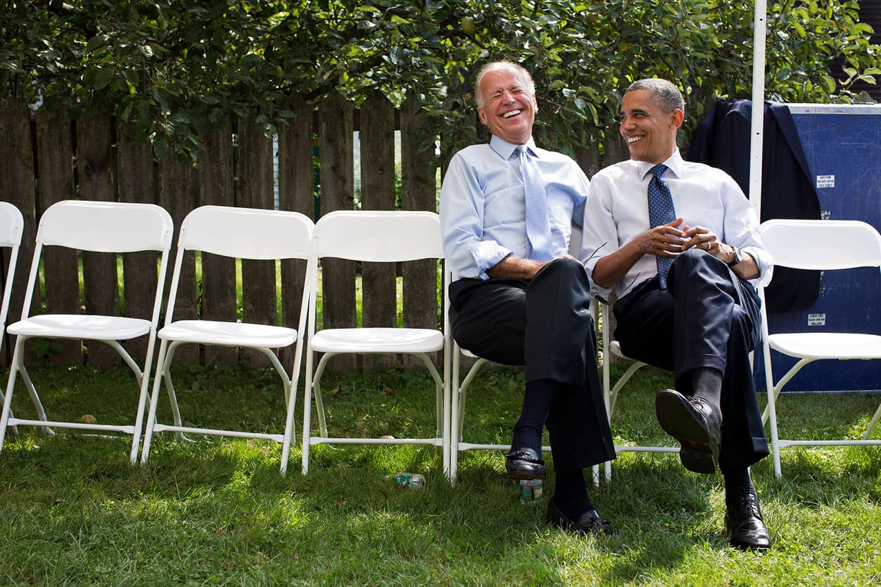 Los presidentes han sido amigos de sus vicepresidentes, en realidad, no hay ninguna rareza en eso. Lo fue Bill Clinton de Al Gore, también George W. Bush de Richard B. Cheney. Pero la camaradería que se ha tejido entre Barack Obama y Joe Biden parece haber trascendido la política y promete ir más allá de la Casa Blanca.
<br>