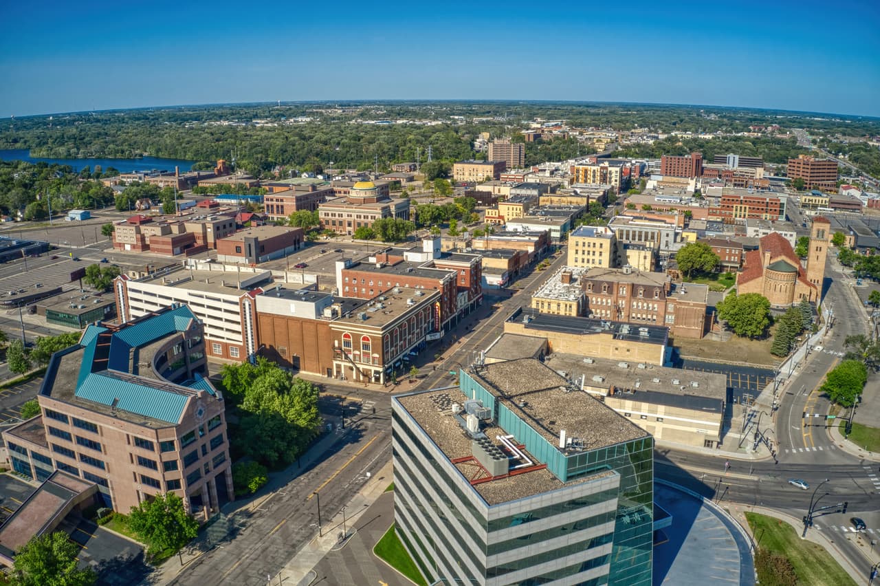 <h3 class="cms-H3-H3">3. St. Cloud, Minnesota</h3>
<br>
<br>🏠 
<b>Costo de vida mensual:</b> $1,404.64
<br>
<br>St. Cloud, Minnesota, está a una hora en automóvil de Minneapolis, y es conocida por sus parques, centros nocturnos y equipos deportivos. El sitio Niche.com afirma que es “una ciudad pequeña con las oportunidades de una ciudad grande”. El costo de salud promedia $447.71 al mes. 
<br>