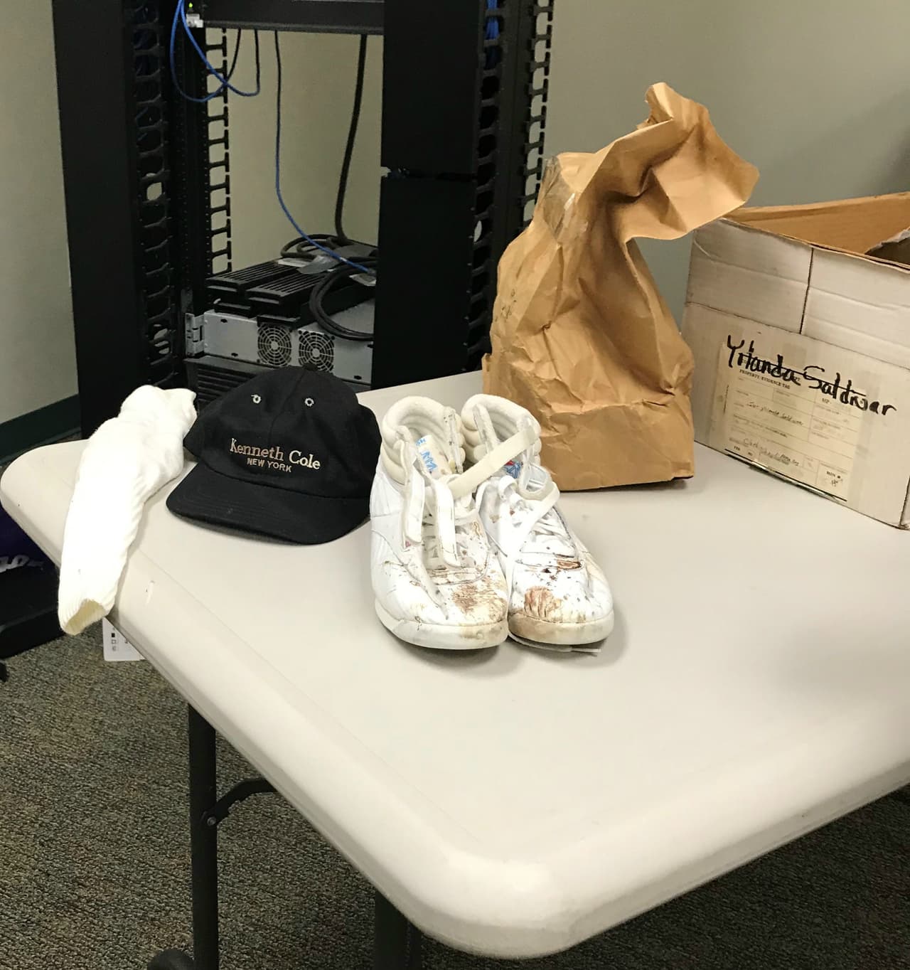 Estos eran los tenis blancos marca Reebok que Saldívar llevaba esa noche. "Eso es sangre. Ella pisó la sangre de Selena", apuntó el exfiscal Carlos Valdez al examinar la evidencia del caso ventitrés años después del juicio, que marcaron su vida y la historia de Corpus Christi.