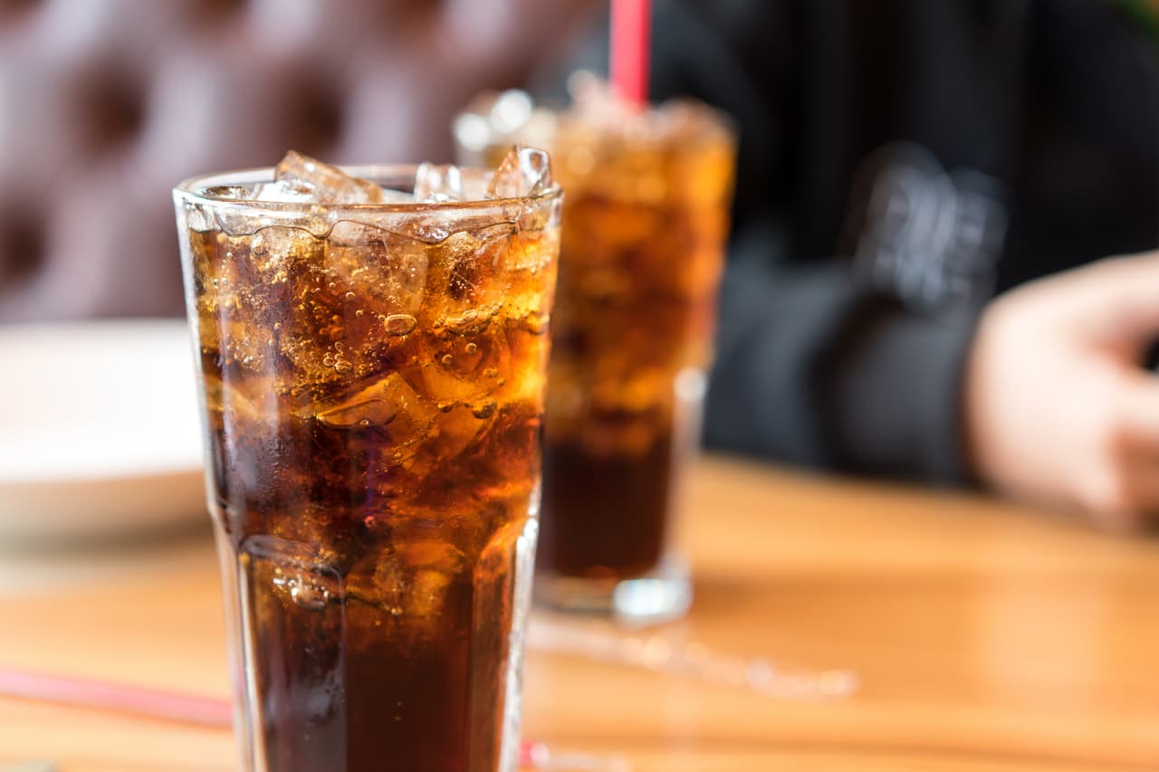 Por cierto que los refrescos 
<a href="http://www.todobien.club/engordan-los-refrescos-sin-azucar-la-respuesta-es-si-1795727884">light o zero <b>no son una alternativa saludable</b></a>: numerosos estudios relacionan su consumo con un incremento de la obesidad. En teoría, estas bebidas deberían ayudarnos a adelgazar si reemplazan a otras con alto contenido en calorías. Pero este no es el caso, entre otras cosas porque los edulcorantes artificiales no proporcionan la “recompensa” que busca el cuerpo; no de la misma manera que lo hacen los naturales.