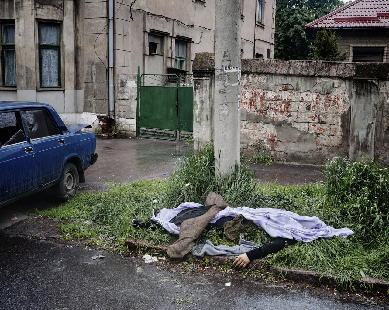 El cuerpo de un hombre queda frente a una estación de policía en Mariupol, luego del enfrentamiento entre la milicia separatista y la Guardia Nacional de Ucrania.