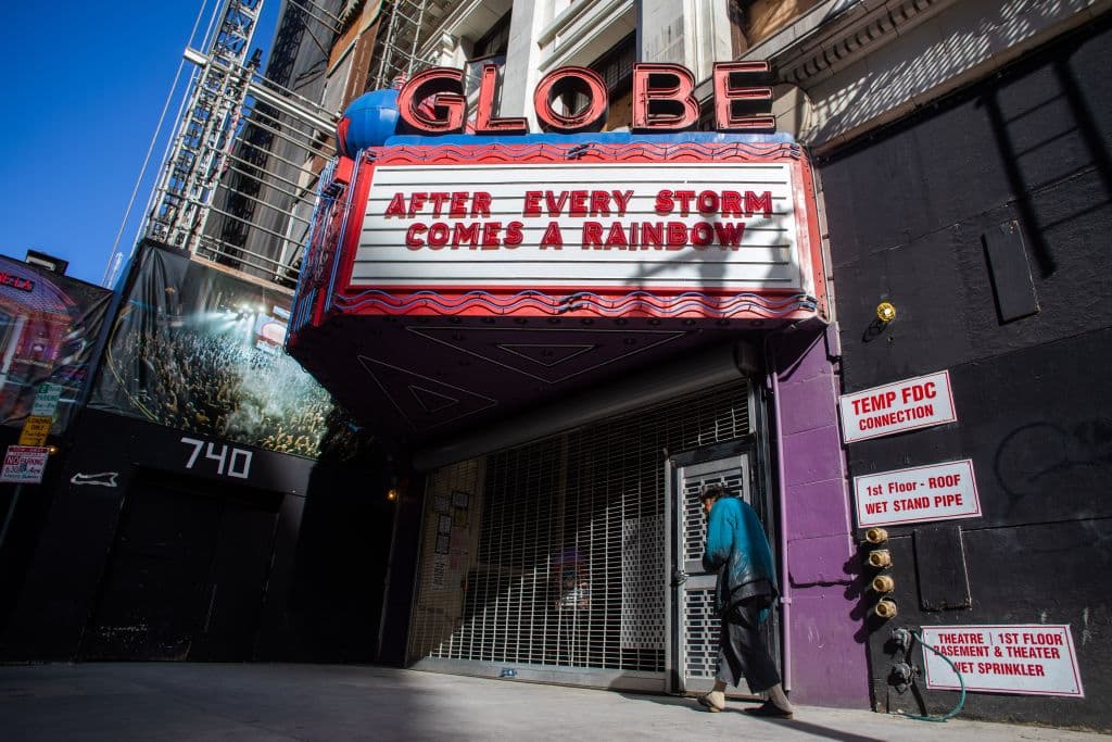 Un hombre sin hogar en el centro de Los Ángeles. A los 40 millones de residentes de California se les ordenó el 19 de marzo quedarse en casa indefinidamente en un intento por combatir la pandemia. El Paseo de la Fama de Hollywood desierto; las playas de Venice y Santa Mónica, igual. 
<br>
