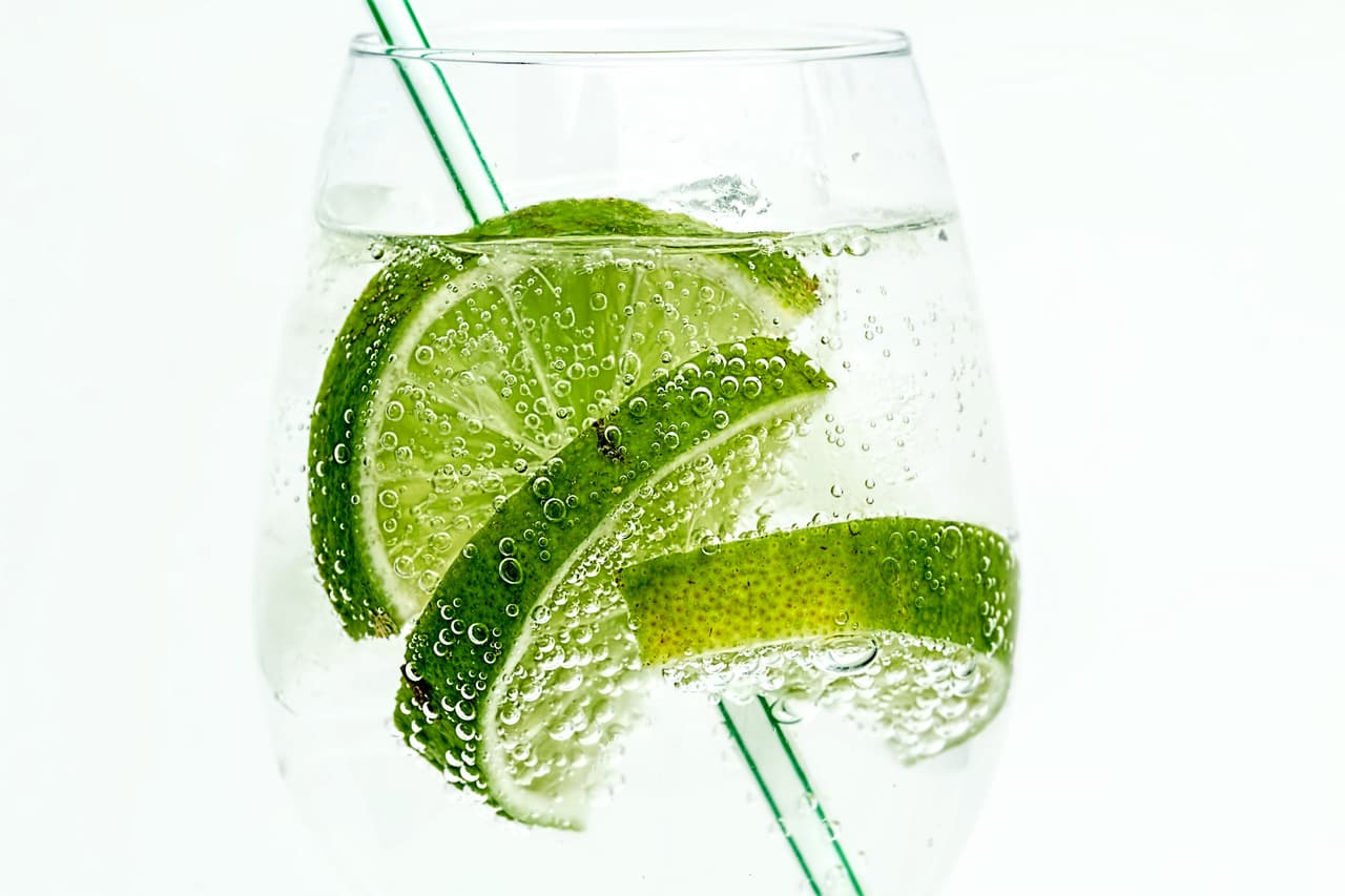 <b>Di no a las calorías vacías de la bebida. </b>Los refrescos son una bomba calórica que conviene evitar a toda costa. Te recomendamos agua con lima o limón, o agua con gas si te apetece algo más exótico. Los refrescos 
<a href="http://www.todobien.club/la-pizza-tambien-lleva-azucar-los-terrones-ocultos-en-1795810574">son una bomba de relojería</a> en cuanto a calorías vacías, sin valor nutricional. Incluso la tónica, con su característico sabor amargo, tiene casi las mismas calorías que las colas (unas 124 por una lata de de 12 onzas).