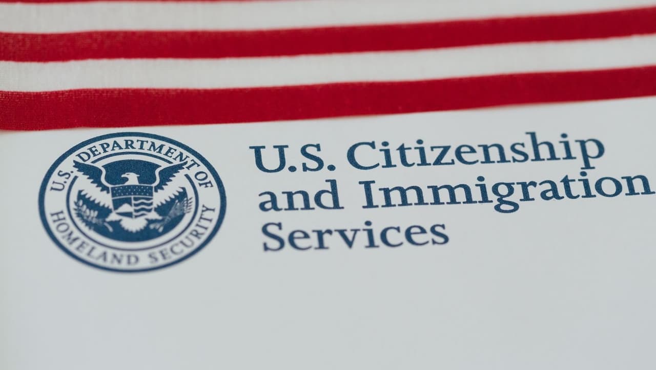 Verifique su elegibilidad y recopile todos los documentos: asegúrese de ser elegible para convertirse en ciudadano estadounidense y consulte las instrucciones para la solicitud de ciudadanía (
<b><a href="https://www.uscis.gov/n-400" target="_blank">formulario N-400</a></b>) . Reúna todos los documentos requeridos (que pueden incluir cosas como certificados de nacimiento y matrimonio, declaraciones de impuestos y más). No envíe ningún registro original a menos que USCIS se lo solicite.