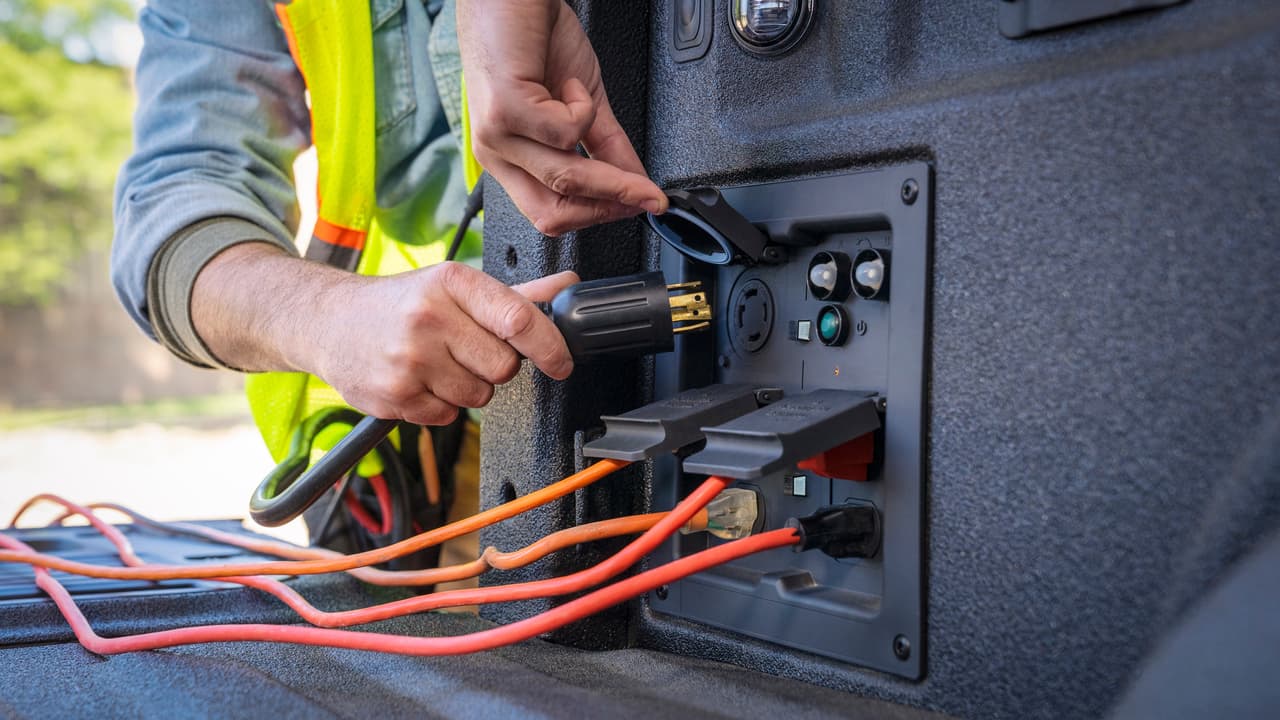 El generador de elétricidad a bordo de la Ford F-150 2021 ofrece conectividad dentro y fuera del vehículo.