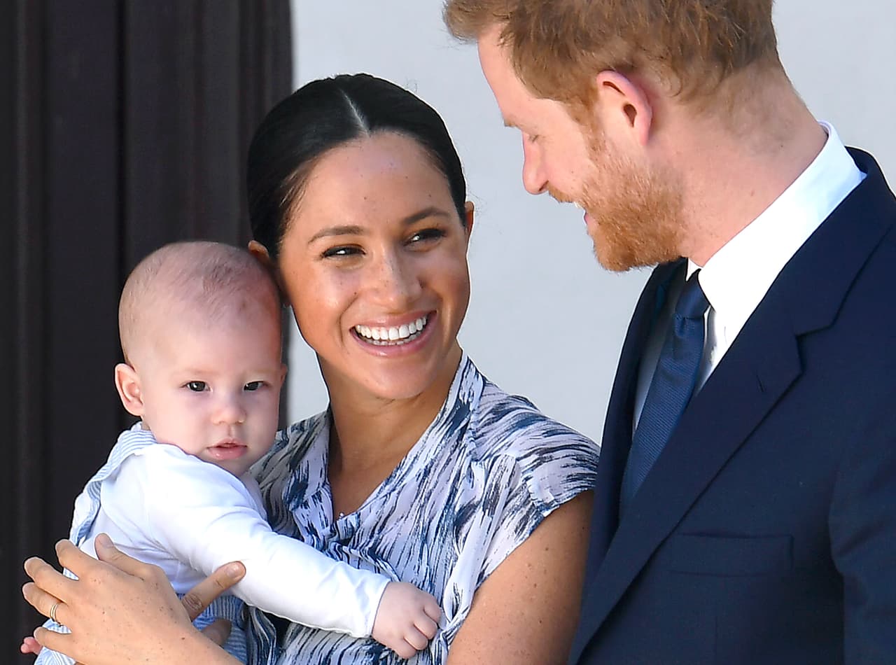 "Mi familia tuvo una discusión muy constructiva sobre 
<b>el futuro de mi nieto (el príncipe Harry)</b> y su familia (Meghan Markle y Archie Harrison)", declaró 
<b><a href="https://www.univision.com/entretenimiento/realeza/la-reina-isabel-ii-cumple-67-anos-en-el-trono-el-mismo-dia-que-sufrio-una-gran-perdida-fotos">la monarca con 67 años en el poder</a></b>.