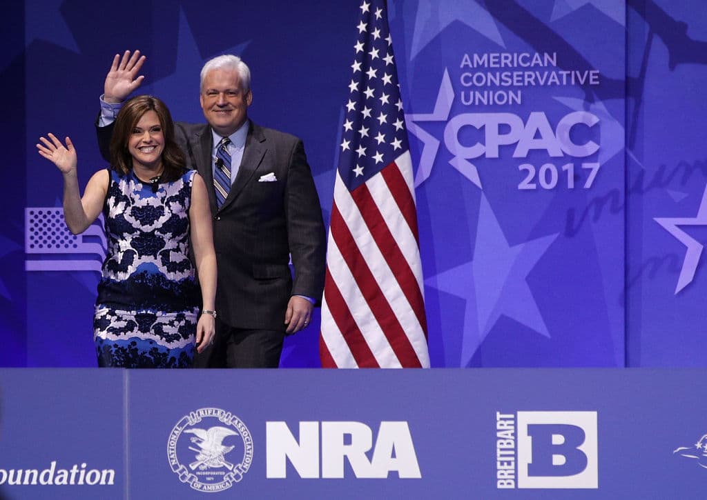El presidente de la Unión Conservadora Americana, Matt Schlapp (d), y su esposa y comentarista política Mercedes Schlapp (i) saludan a la multitud durante la Conferencia de Acción Política Conservadora en el Gaylord National Resort and Convention Center el 24 de febrero de 2017 en National Harbor, Maryland.