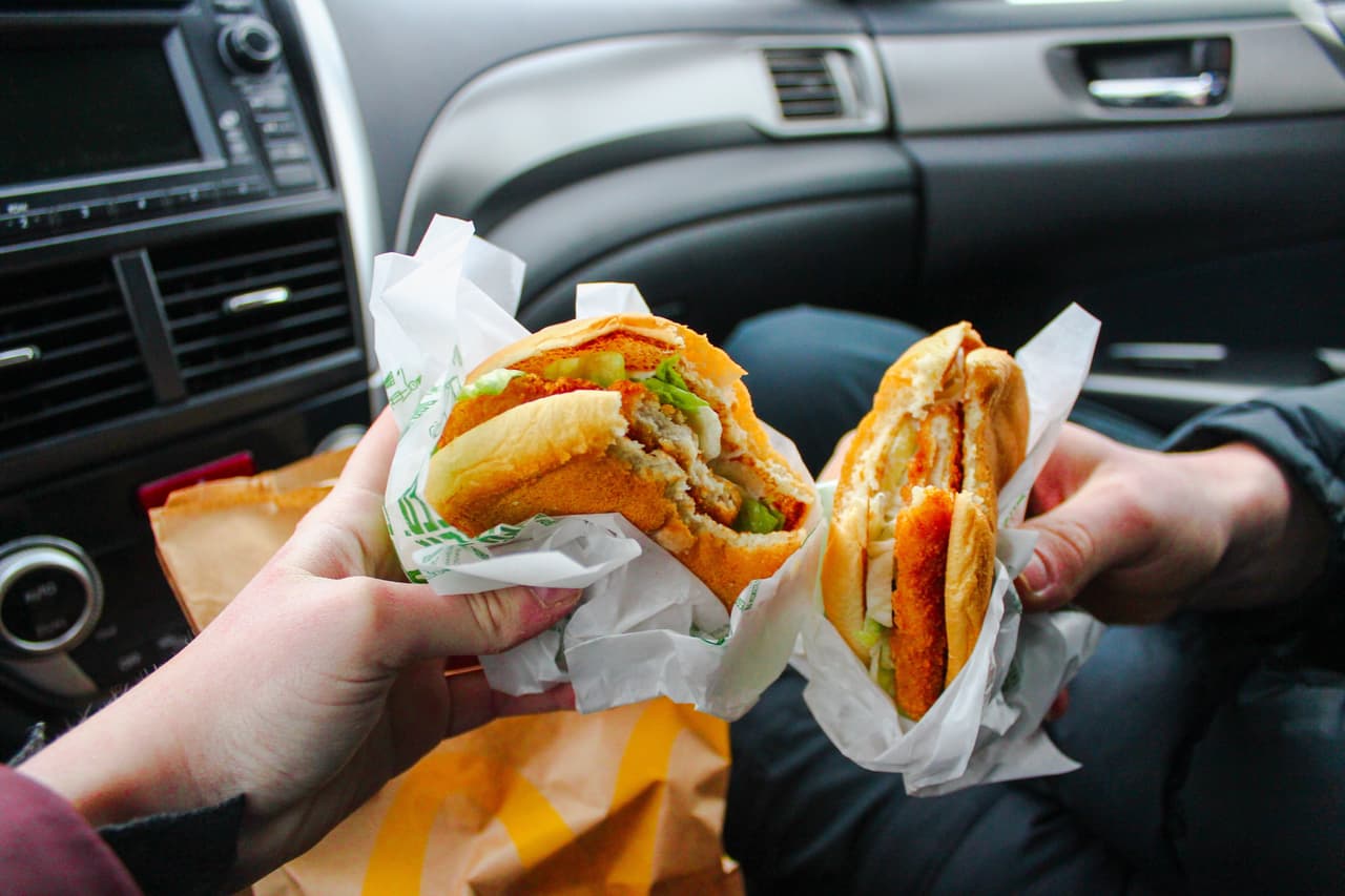 <a href="https://www.wcrf.org/dietandcancer/recommendations/limit-fast-foods-fat-sugar">Limita los alimentos procesados ricos en grasas</a>, almidón o azúcares, como la comida basura.