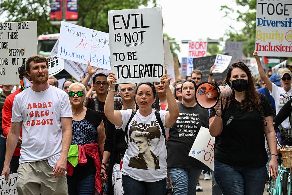 Manifestantes se congregan durante la protesta nacional "¡Hands Off!" contra el presidente Trump y su asesor, el director ejecutivo de Tesla, Elon Musk, en Houston, Texas, el 5 de abril de 2025. (Photo by RONALDO SCHEMIDT / AFP) (Photo by RONALDO SCHEMIDT/AFP via Getty Images)