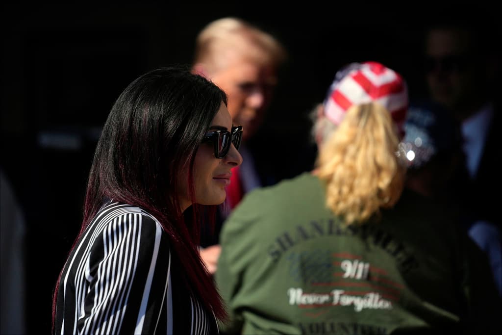 Quién es Laura Loomer, una activista de extrema derecha que propaga teorías conspirativas y viaja con Trump