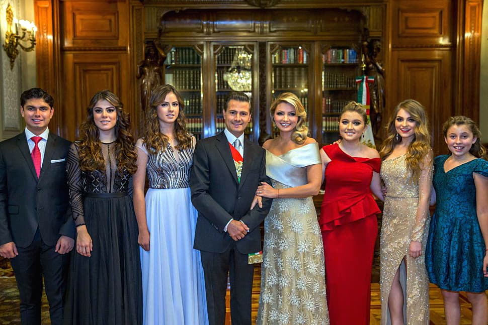 Angélica Rivera, Enrique Peña Nieto y sus repectivos hijos.