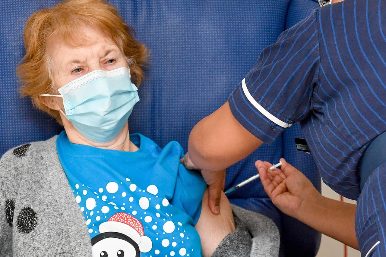 <b>La primera inmunización en Reino Unido (8 de diciembre). </b>Margaret Keenan, una jubilada de 90 años fue la primera persona vacunada contra el covid-19, en el inicio de la campaña de inmunización contra el coronavirus den Reino Unido. 
<a href="https://www.univision.com/noticias/salud/el-comienzo-del-fin-de-la-pandemia-la-primera-inmunizacion-con-una-vacuna-con-los-estandares-de-los-laboratorios-internacionales-fotos-fotos" target="_blank">Este fue el primer país en aprobar el uso de emergencia de una vacuna</a> con los estrictos estándares de los laboratorios multinacionales.