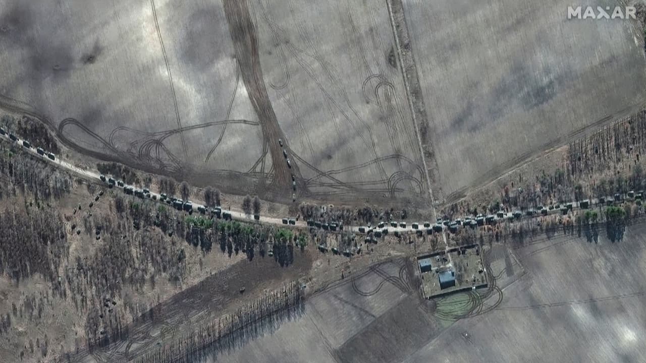 Video: Luego del inicio de la invasión rusa a Ucrania, iniciada desde distintos frentes, 
<b>una fila de más de 17 millas de largo de tanques y vehículos armados se aproxima a Kiev, la capital.</b> El convoy está formado por cientos de vehículos de artillería, tanques y vehículos blindados y de apoyo logístico.