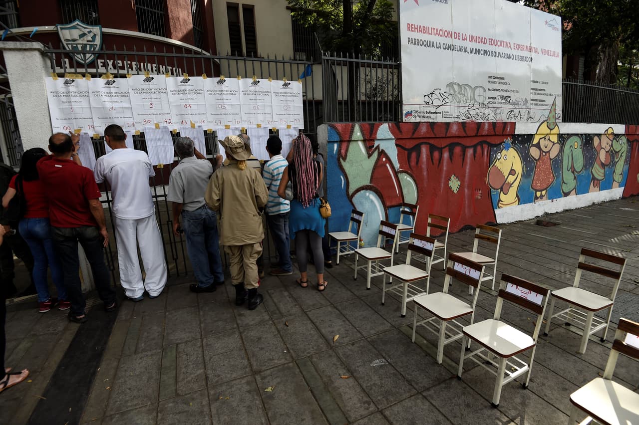 Las sillas donde los electores solían esperar su turno para sufragar lucen vacías.