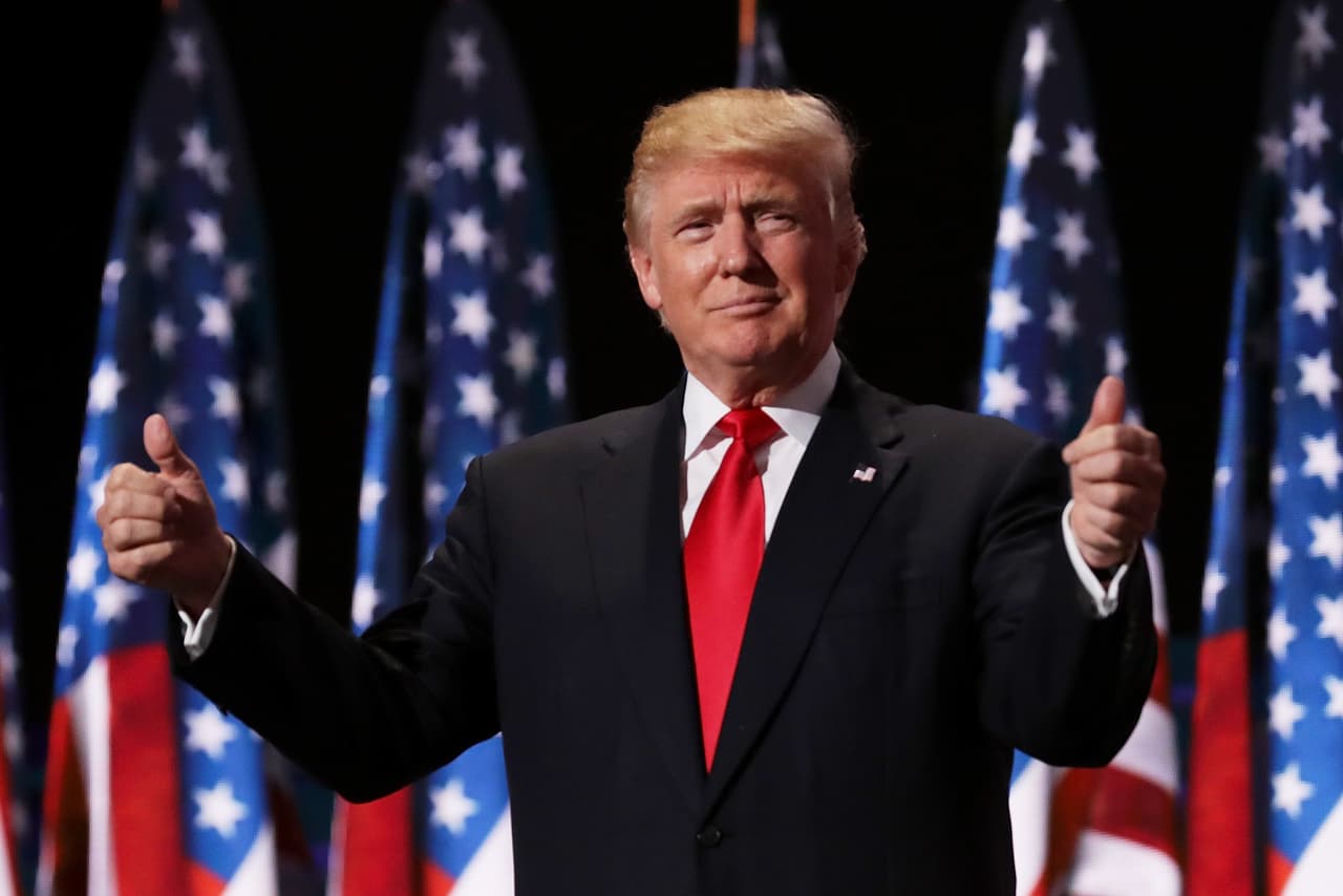 El alcalde Jon Albert argumentó que 
<a href="https://www.univision.com/local/miami-wltv/trump-visita-miami-y-da-su-respaldo-al-alcalde-carlos-gimenez-en-candidatura-al-congreso">Trump </a>tuvo logros como la creación de nuevos empleos y no haber tenido guerras durante su mandato