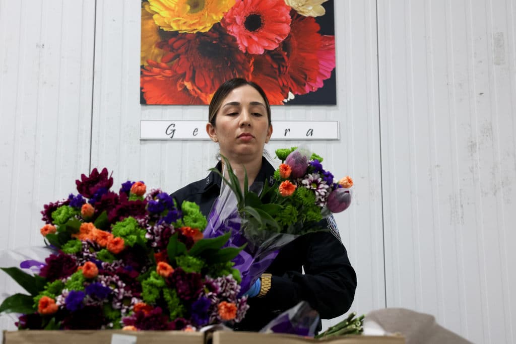 Shirley Silva, especialista en agricultura de Aduanas y Protección Fronteriza de Estados Unidos, inspecciona flores para detectar plagas o enfermedades extranjeras.