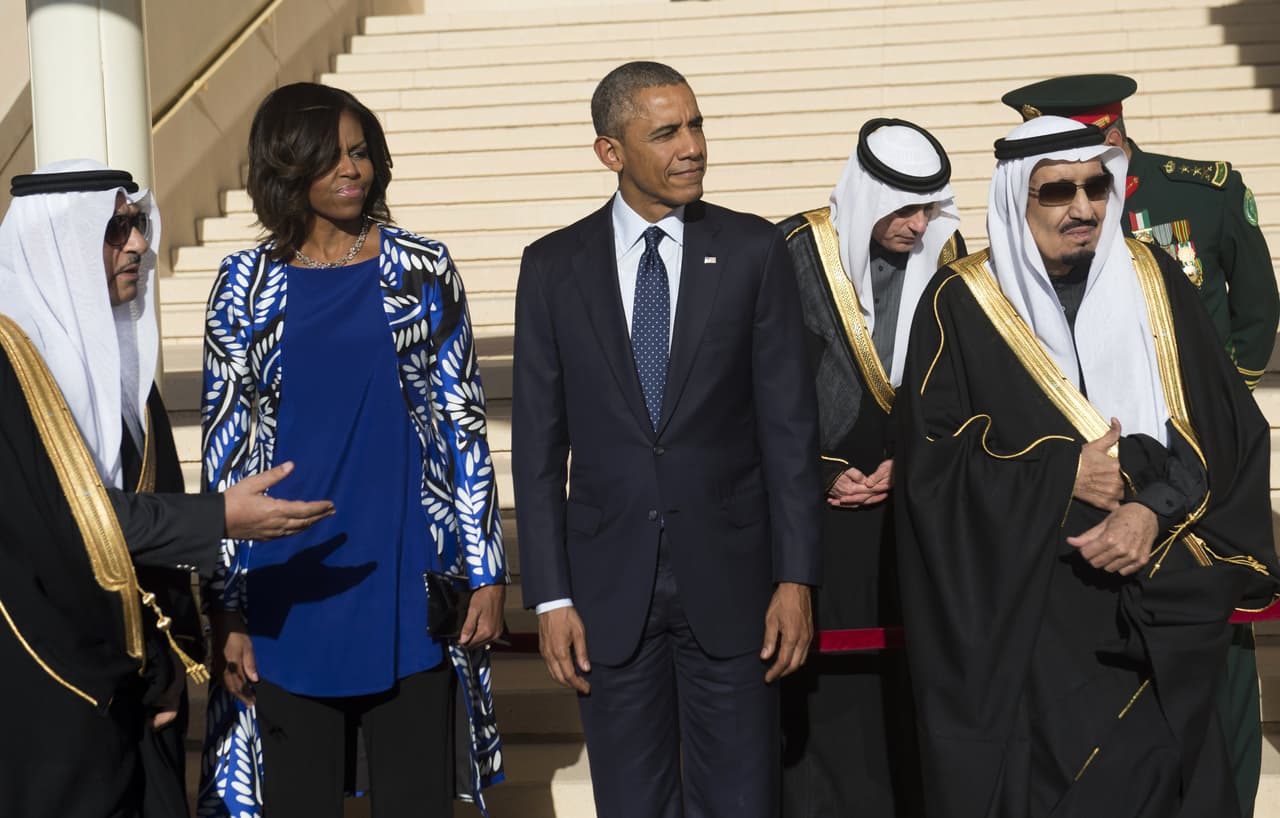 Pero aunque Trump criticara la elección de Michelle Obama por considerar que los sauditas se sentirían insultados, ni la exprimera dama en 2015 ni su esposa y su hija este sábado estaban haciendo nada prohíbido. Pese a que la ley de ese país obliga a las mujeres a ir completamente cubiertas, hay excepciones para las extranjeras.