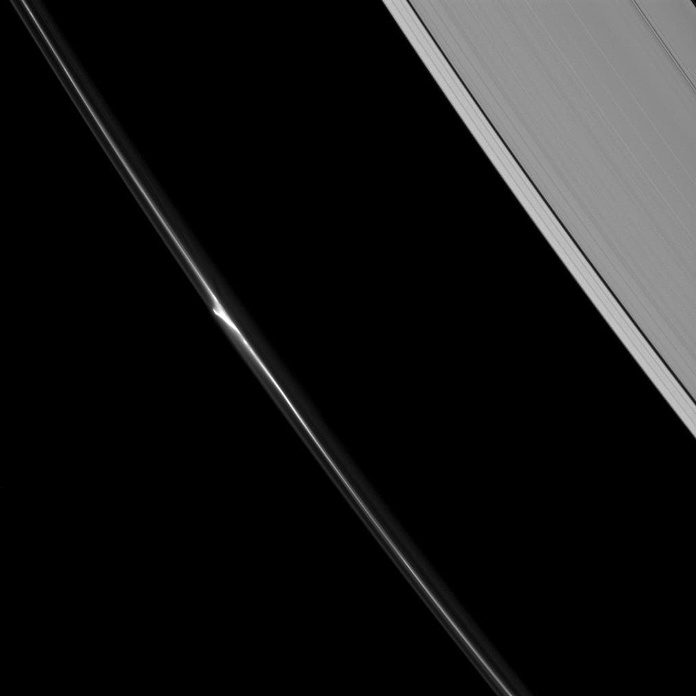 Un hermoso "mini-chorro" aparece en el dinámico anillo F de Saturno. Se cree que los mini-chorros como el de la imagen son causados por colisiones de baja velocidad que expulsan material polvoriento del núcleo del anillo.