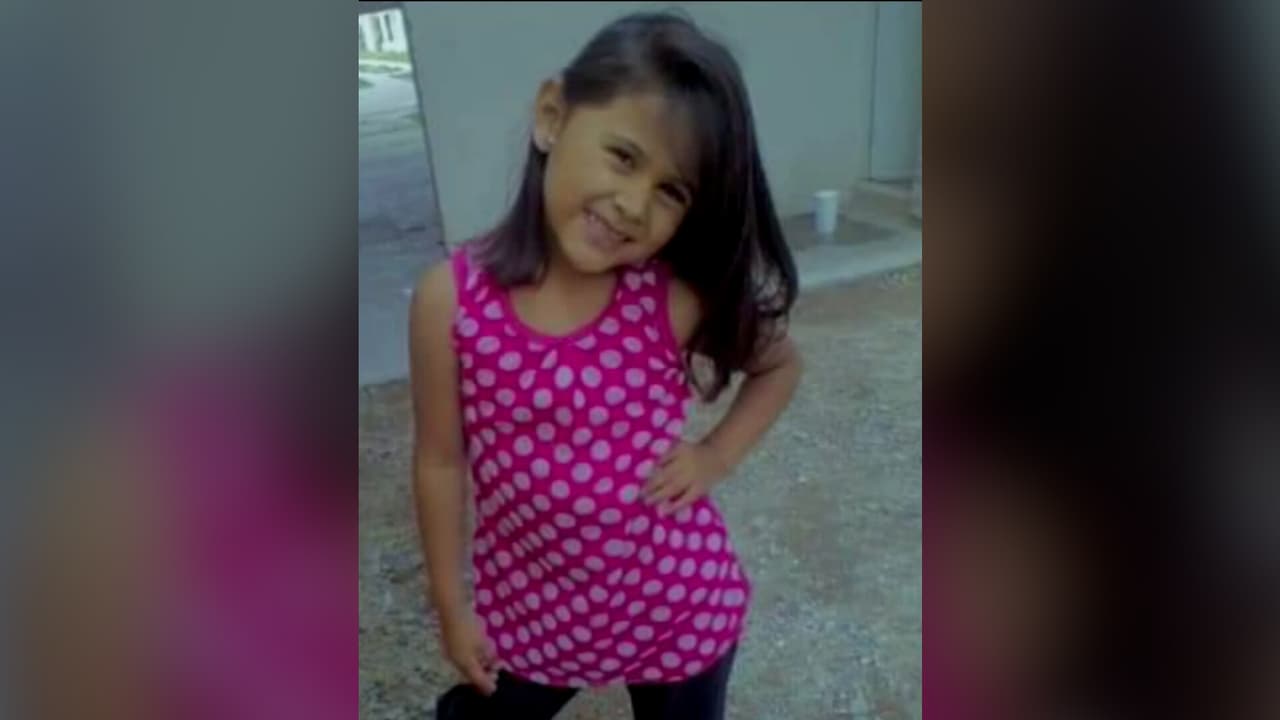 <b>Niña de 6 años desaparece misteriosamente y luego es hallada muerta dentro de una bolsa de plástico</b>
<br>
<br>Victoria Guadalupe Rodríguez Martínez desapareció cuando fue a hacer una compra cerca de su casa. Sus familiares les pidieron a las autoridades una rápida acción, pero la menor fue encontrada muerta dentro de una bolsa de plástico en Querétaro, México.
