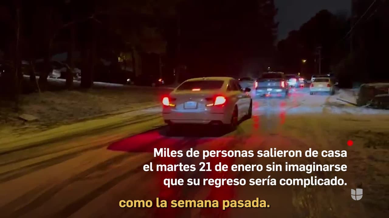 Miles de personas salieron de sus hogares el martes 21 de enero por la mañana sin imaginarse que su regreso sería complicado. La caída de nieve y la rápida congelación de calles provocaron que tuvieran que pasar horas en las vías e incluso muchas familias tuvieron que dejar sus carros en las vías para evitar accidentes.