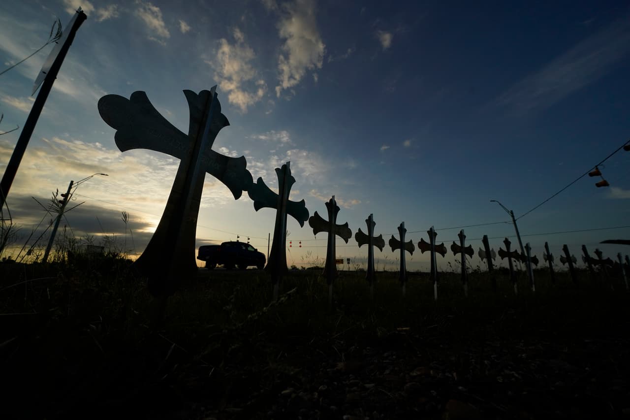 Los tiroteos 
<a href="https://www.univision.com/noticias/sucesos/victimas-tiroteo-supermercado-buffalo">en Buffalo, Nueva York</a>, que dejó 10 víctimas y el de 
<a href="https://www.univision.com/noticias/estados-unidos/uvalde-tenis-verdes-maite-rodriguez-matthew-mcconaughey">Uvalde, Texas,</a> en el cual murieron asesinados 19 niños y 2 maestras, han agitado el debate sobre el control de armas en el país.
<br>
<br>En Estados Unidos han ocurrido 
<a href="https://www.univision.com/noticias/tiroteos/tiroteo-filadelfia-heridos-muertos">al menos 245 tiroteos masivos</a> en lo que va del año, de acuerdo con la organización Gun Violence Archive, que considera un tiroteo masivo cualquier evento con 
<b>al menos cuatro heridos</b>. 
<br>
<br>El sitio 247wallst.com elaboró un conteo con los estados que registran el mayor índice de muertes por armas de fuego. Para determinar cuáles eran, se tomó en cuenta 
<b>el número de fallecimientos por cada 100,000 personas</b>. La población es considerada de acuerdo con los datos del censo de 2020. En la lista también se especifica la cifra neta de muertes por esta razón y se indica el sitio que ocupan entre los 50 estados del país.
<br>