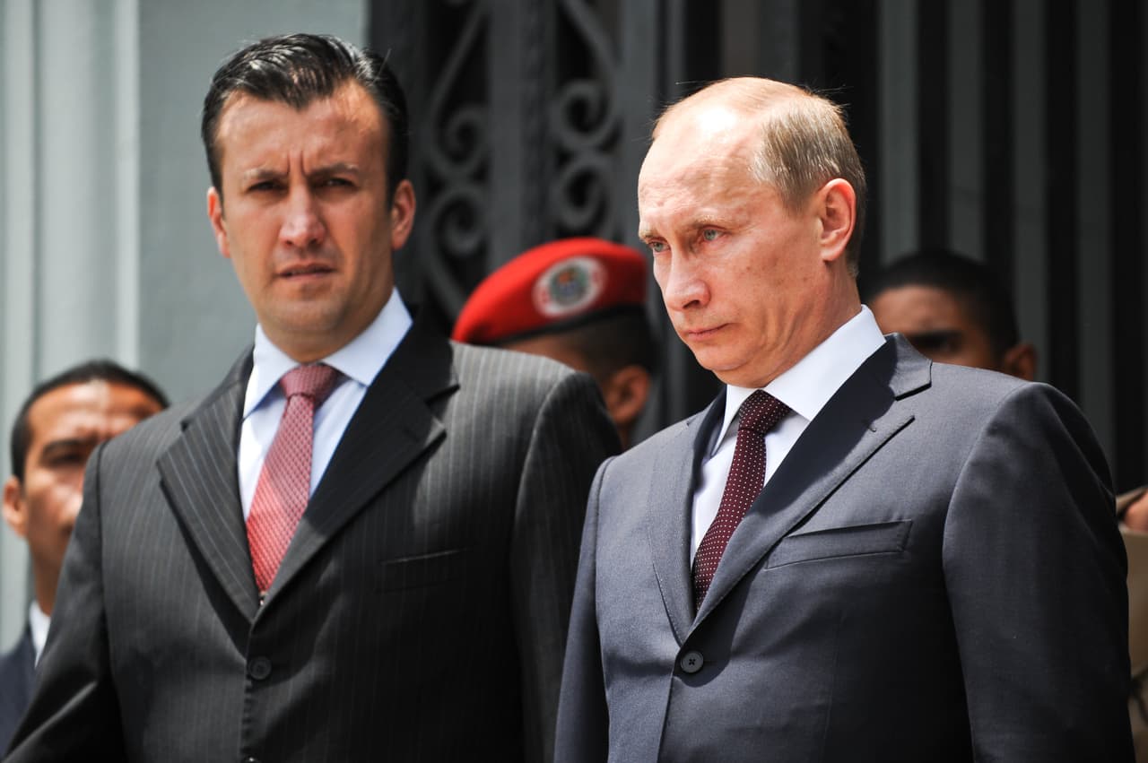 Tareck El Aissami, entonces ministro del Interior, acompaña al presidente ruso Vladimir Putin, durante la visita del mandatario a Venezuela en 2010.