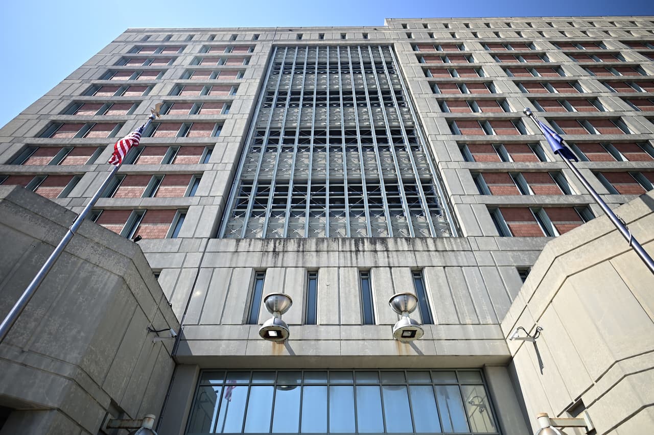 La severa escasez de personal es otro problema grave que afecta al MDC Brooklyn. Según documentos judiciales, en noviembre de 2023, la prisión operaba con aproximadamente el 55% de su personal total.