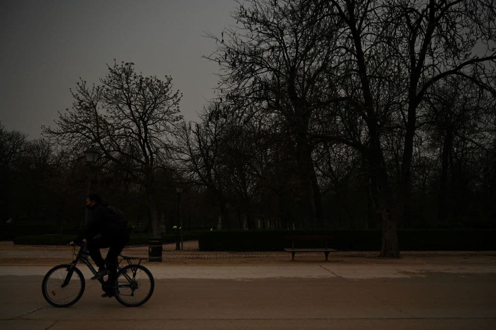 El viento favorece el desplazamiento de partículas de polvo o arena en suspensión, 
<b>cuya densidad puede dificultar la visibilidad y la respiración</b>, por lo que las autoridades recomiendan precaución en las actividades al aire libre.
<br>
