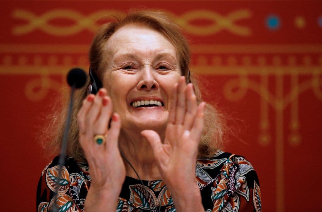 <b>Annie Ernaux</b> — escritora francesa.
<br>
<br>Galardonada con 
<a href="https://www.univision.com/noticias/ciencia/premio-nobel-de-literatura-2022-annie-ernaux" target="_blank">el premio Nobel de Literatura 2022</a>. En sus más de 20 libros, Ernaux relata eventos de su vida y de los que la rodean, presentando sin compromisos encuentros sexuales, abortos, enfermedades y la muerte de sus padres.