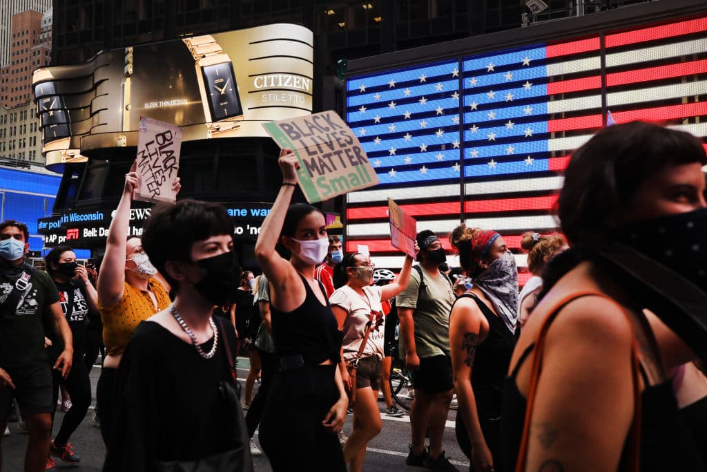 Cientos de personas también marcharon el lunes en la ciudad de Nueva York para mostrar su indignación ante lo ocurrido.
