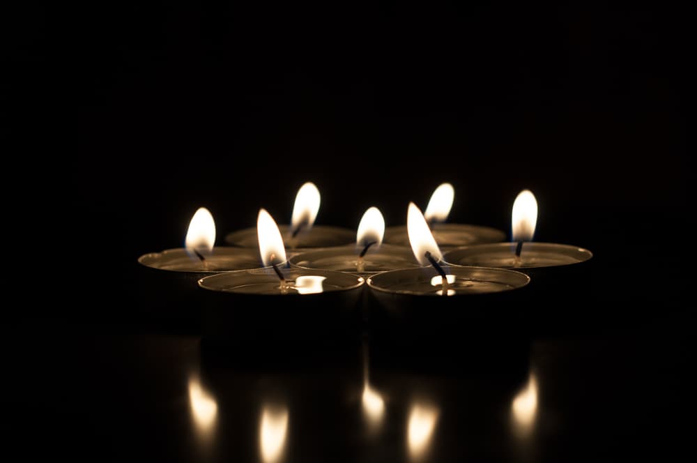 Las velas negras, más allá de emitir daño, son bastante usadas para absorber cualquier tipo de negatividad o mala vibra que esté en tu entorno. Pueden desterrar vibras tóxicas y cualquier mal ojo que te hayan echado.
