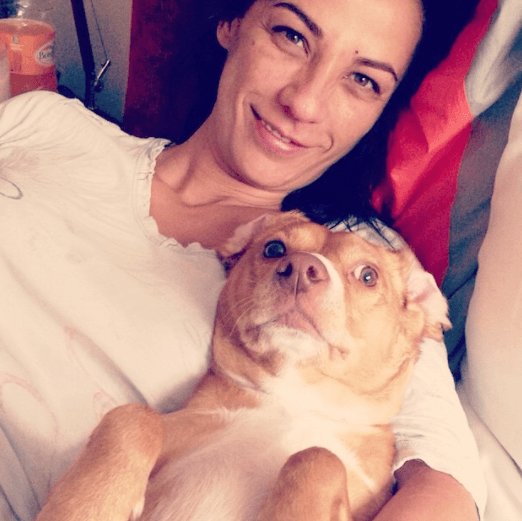 Ya sea de día o de noche, alguna de sus mascotas siempre la acompañan. Con esta instantánea Consuelo Duval y 'Chuleta’ le dan los buenos días a sus fans. 
<br>
<br>