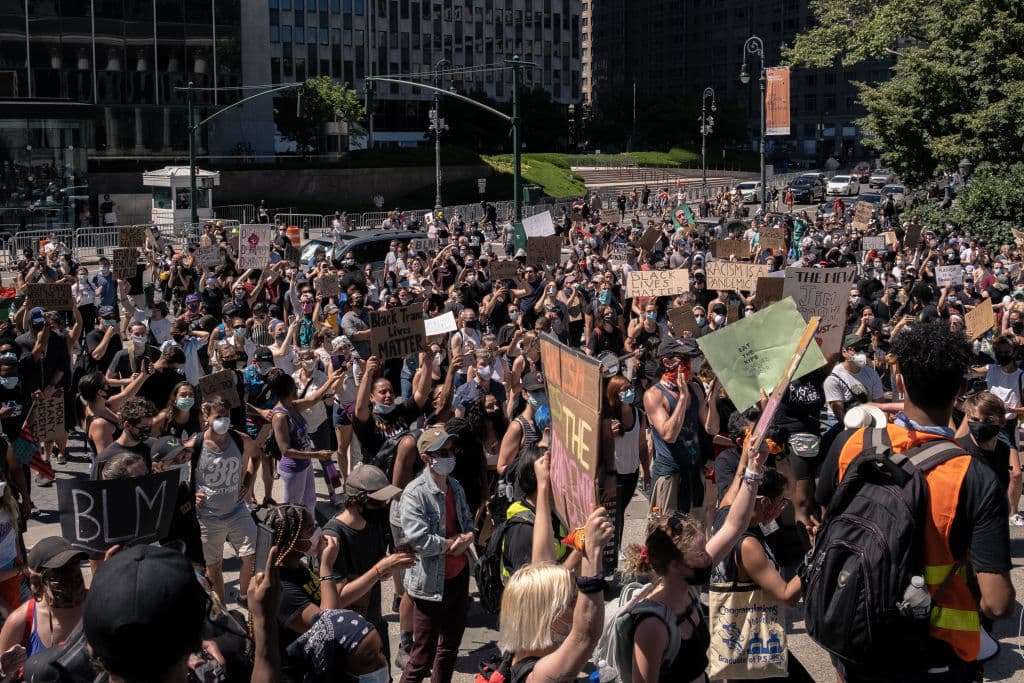 Protesta en apoyo al empoderamiento negro y para exigir una reforma policial en Foley Square, en la ciudad de Nueva York, este el 13 de junio. Este sábado ya son 19 días consecutivos de protestas, tras 
<a href="https://www.univision.com/noticias/sucesos/timeline-de-la-muerte-de-george-floyd-lo-que-se-sabe-minuto-a-minuto-gracias-a-varios-videos-video">la muerte del afroestadoundense George Floyd</a> a manos de la Policía de Minneapolis. Este viernes, el afroestadounidense Rayshard Brooks murió en Atlanta, también baleado por la Policía.