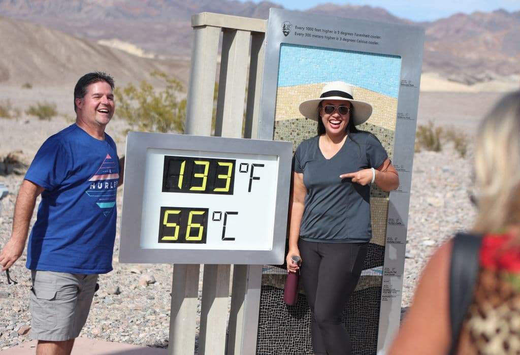 Clint Johnson, de Pleasant Hill, California y Melanie Anguay, de Las Vegas, posaron frente al 'termómetro' digital localizado en el centro de visitantes de 
<b><a href="https://www.univision.com/local/fresno-kftv/valle-de-la-muerte-rompe-record-temperaturas-la-ola-de-calor-fotos" target="_blank">Furnace Creek, en el Valle de la Muerte</a></b>. Se trata de uno de los lugares más calientes del planeta y este domingo la región seguía afectada por la ola de calor. ¿La temperatura? Ahí lee 133 F, 56 C.