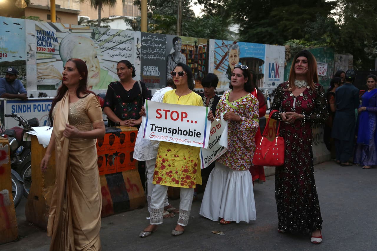 <b>"Detengan la transfobia"</b>. 2,343 personas transgénero fueron asesinadas entre 2008 y 2016 según un reporte del 
<a href="http://transrespect.org/trans-murder-monitoring/">Trans Murder Monitoring (TMM)</a>, que rastrea y documenta sistemáticamente estos homicidios en el mundo. En la imagen, un grupo de mujeres transgénero en Pakistán, protesta este lunes 20 de noviembre en contra de la violencia y las humillaciones continuas.