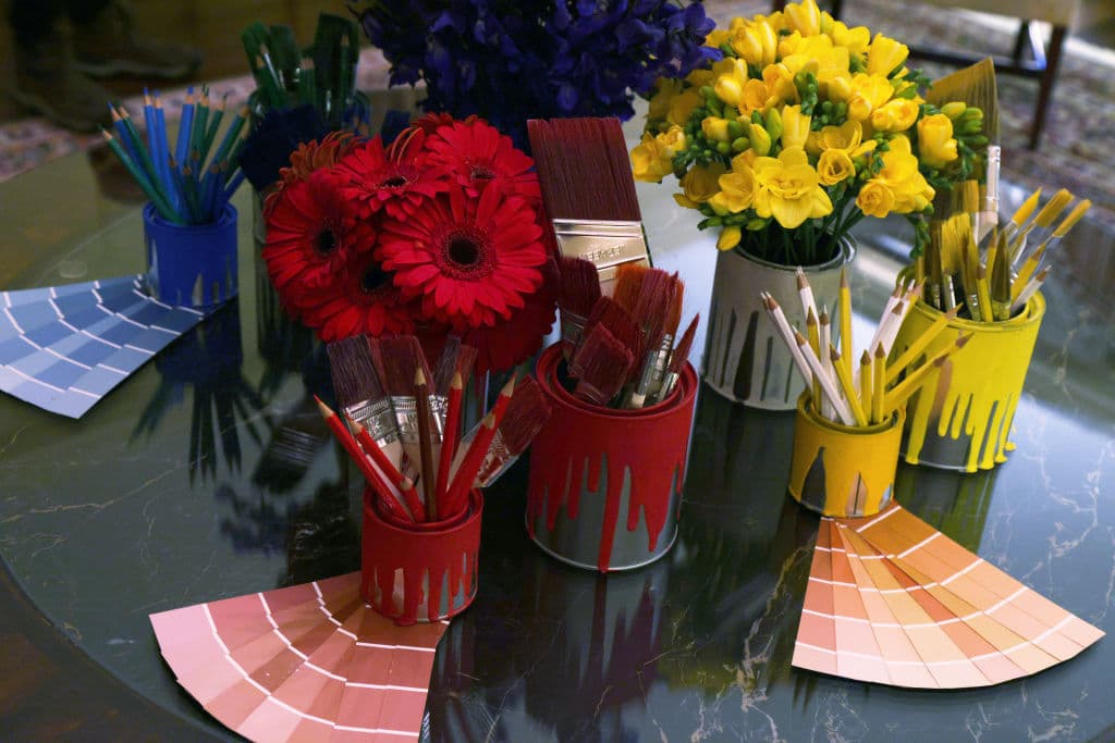 Flores de diferentes colores decoran el mismo cuarto.