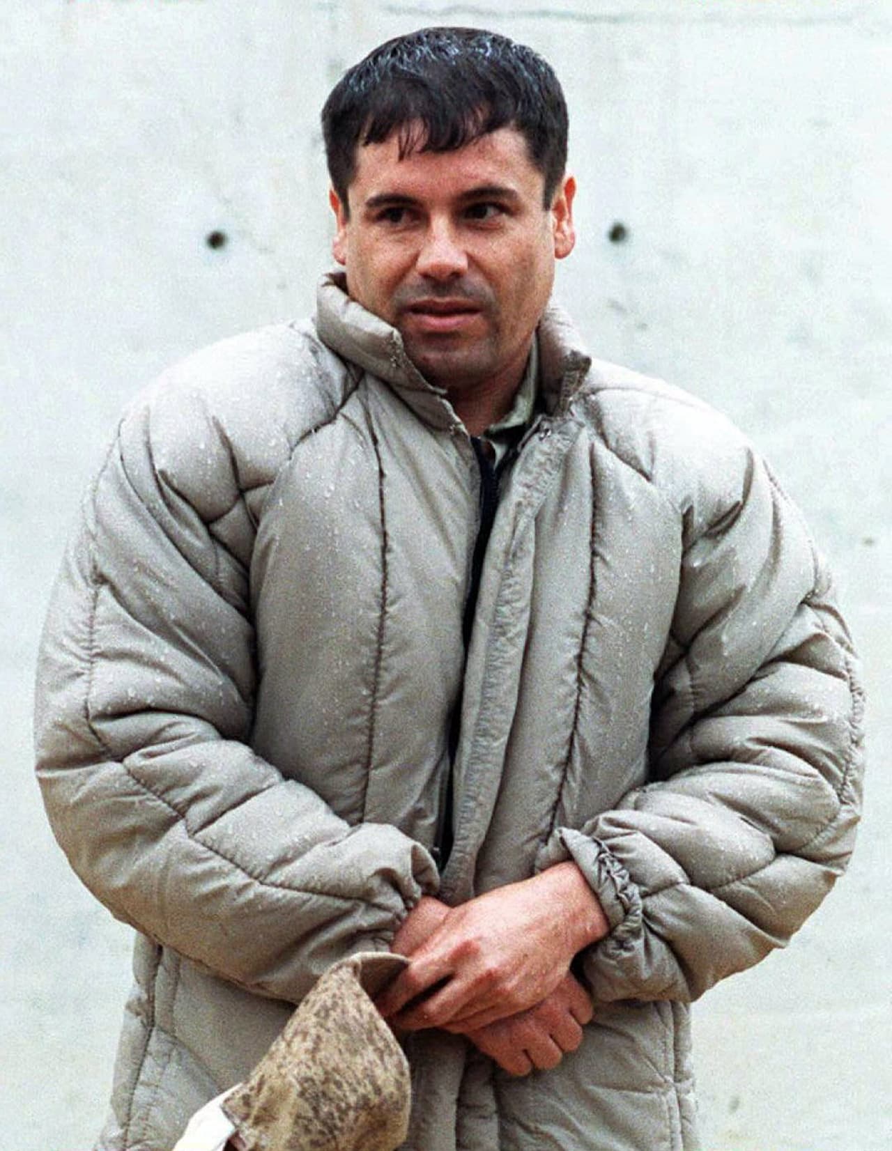 <b>Arrestado en Guatemala y extraditado a México en 1993.</b> Dos semanas después de que hombres armados mataran a un cardenal al que confundieron con él, fue capturado y enviado a prisión. Según informes publicados en la prensa mexicana el capo utilizó su dinero para hacer que su estancia en la cárcel fuera más cómoda. En la fotografía el capo arrestado y expuesto a los medios en la prisión de Amoloya de Juárez, en el estado de México.