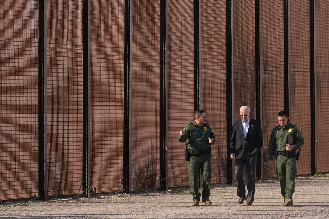 El presidente Joe Biden recorre un tramo de la frontera con México, acompañado por agentes de la patrulla fronteriza.