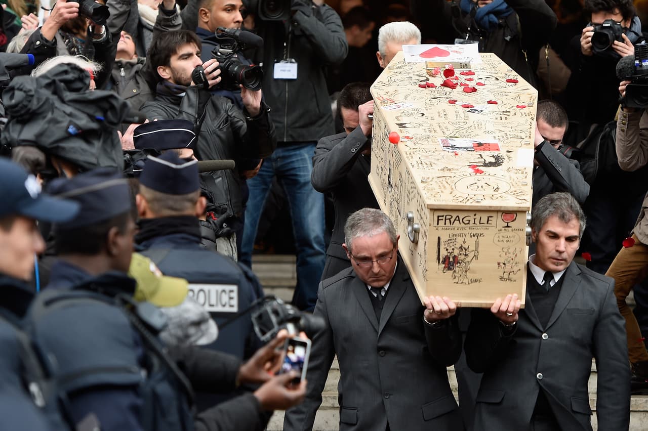<b>Atentados en París:</b> La capital francesa fue escenario de varios ataques terroristas en 2015. El primero de ellos se produjo en enero, contra el semanario 
<a href="https://www.univision.com/noticias/rinden-homenaje-a-charlie-hebdo-fotos">Charlie Hebdo</a> en el que murieron doce personas. En noviembre un grupo de terroristas suicidas llevaron a cabo 6 ataques consecutivos que causaron la muerte a 137 personas y dejaron 415 heridos en la misma jornada. Estos ataques fueron reivindicados por una célula aislada de Estado Islámico, también conocido como ISIS.