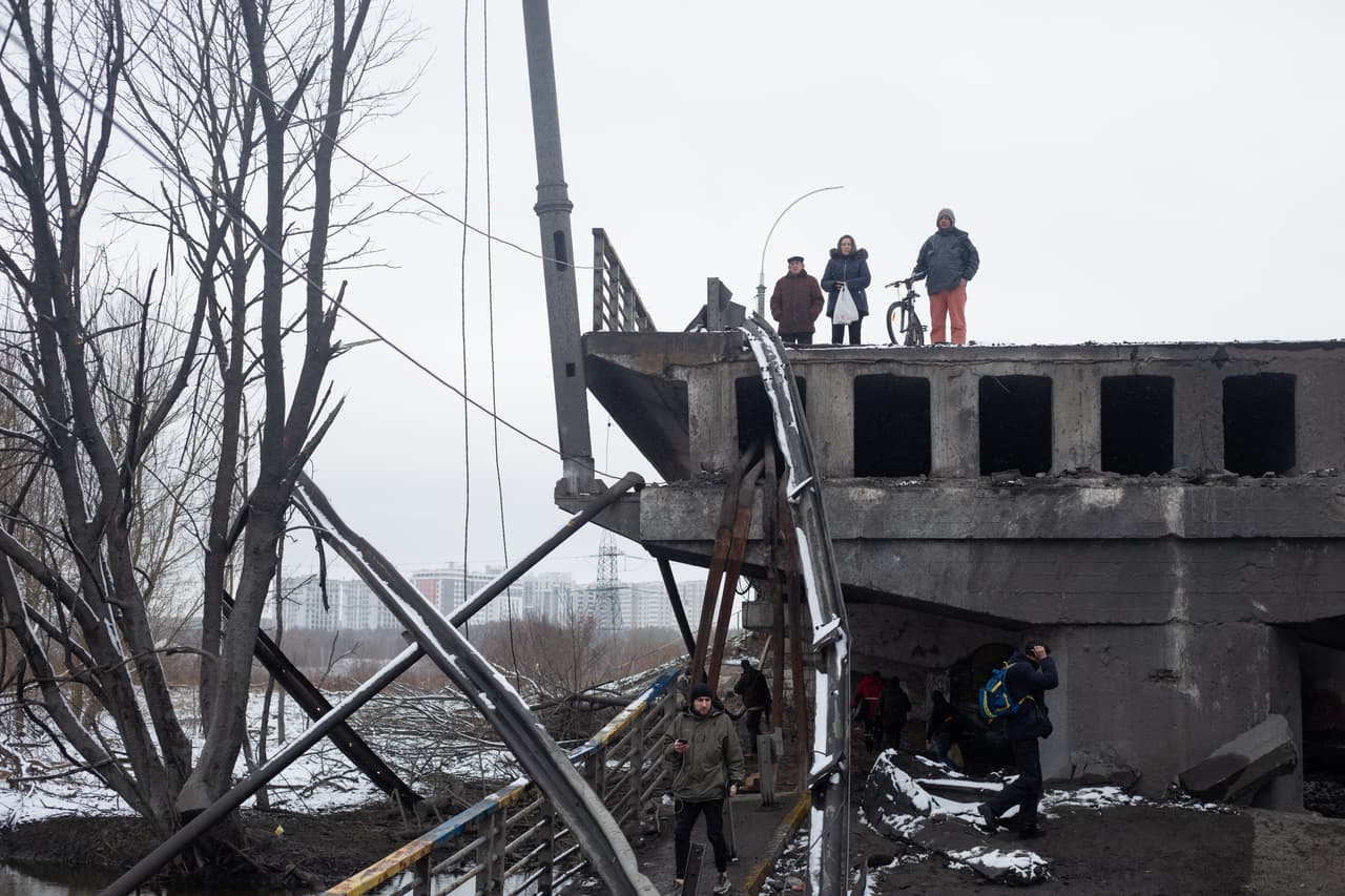 Así quedó este puente de Irpin este martes, cuando hubo choques en otras ciudades de Ucrania. El presidente Volodymyr Zelensky 
<a href="http://uni.vi/CQb7103rqPK" target="_blank">acusó a Rusia de querer "borrar" a los ucranianos</a>, su país y su historia.