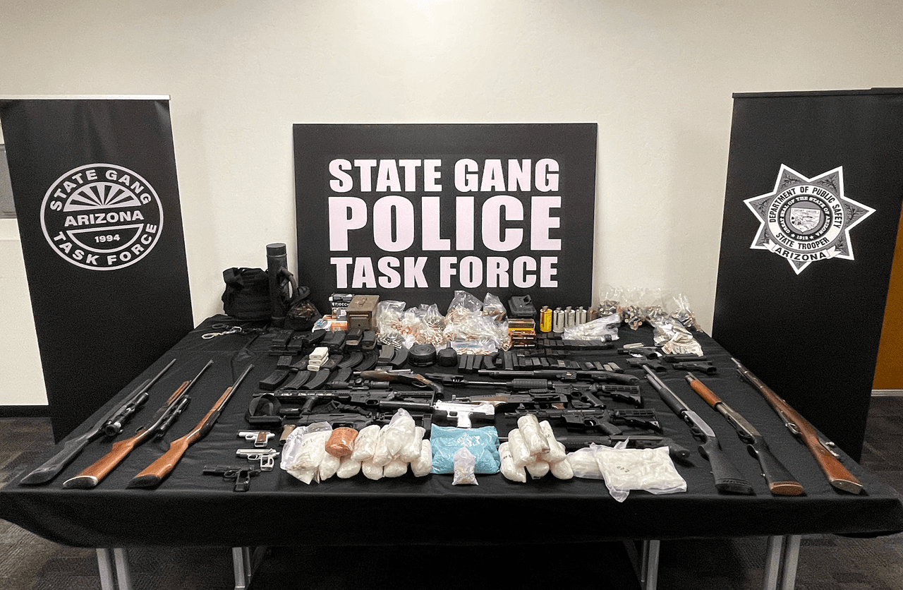Agentes del Departamento de Seguridad Pública de Arizona informaron que una redada en Tucson derivó en la detención de Francisco Abril, de 34 años, y Gloria Ortiz, de 43, tras el hallazgo de una variedad de drogas y armas ilegales, entre las que destacan granadas de humo y un ariete.