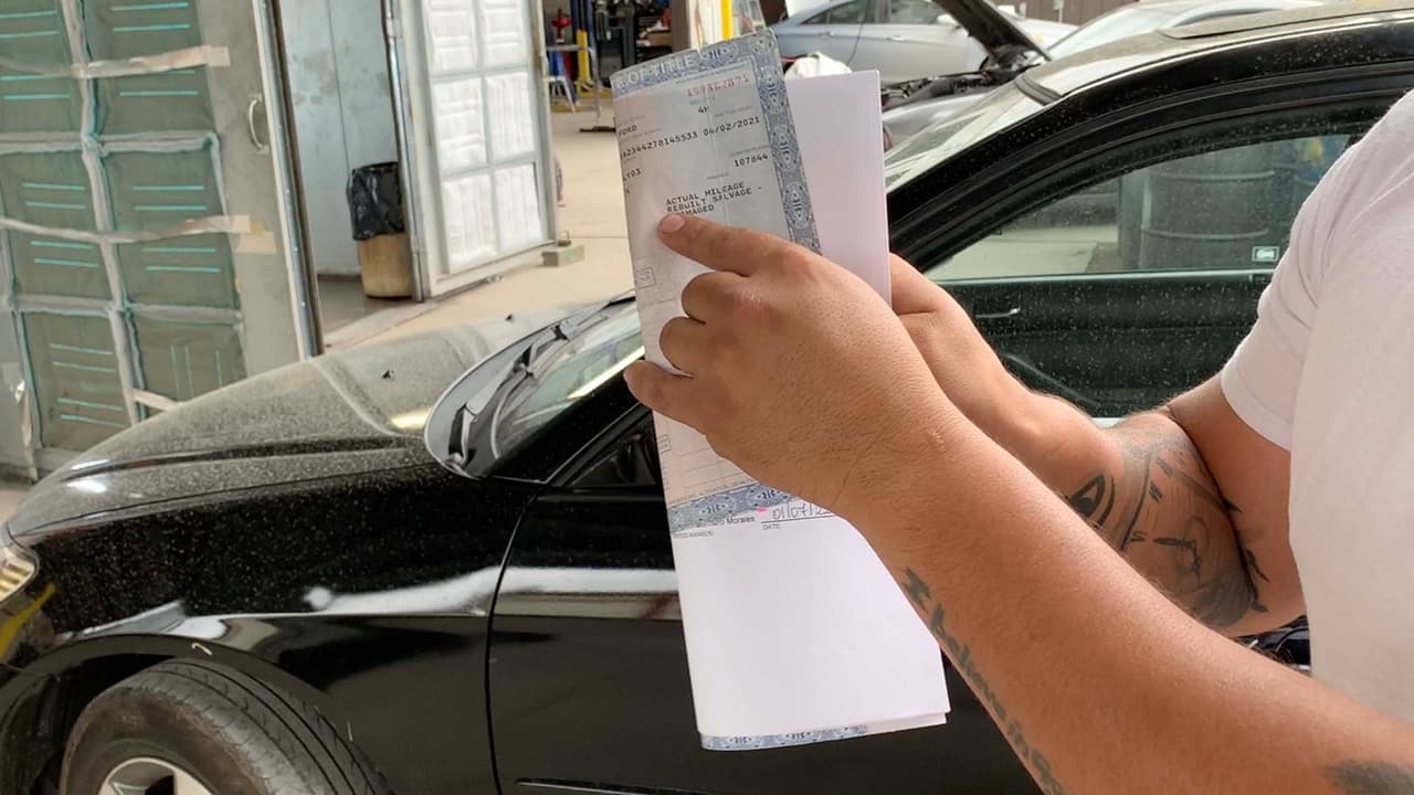 En cuanto a los documentos, revisa en el título que el automóvil 
<b>no tenga un adeudo, </b>y si tiene un escrito después de la firma es posible que esté especificando que tuvo algún daño.