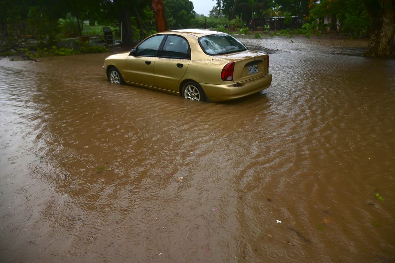 Laura produjo intensas lluvias en áreas de Puerto Rico. El Servicio Nacional de Meteorología (SNM) en San Juan emitió el sábado un aviso de inundaciones repentinas para varios municipios del área este de la isla por el paso de Laura por las cercanías del sur de Puerto Rico.