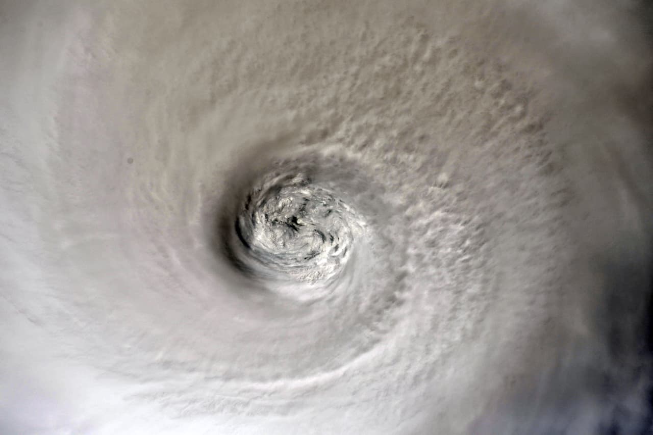 "El huracán Dorian visto desde la Estación Espacial internacional el día de hoy (2 de septiembre de 2019). Esperando que todos a su paso se mantengan seguros”, escribió Koch junto a esta fotografía que tomó al ojo del 
<a href="https://www.univision.com/noticias/meteorologia/los-embates-del-potente-huracan-dorian-contra-las-islas-bahamas-en-imagenes-fotos">devastador fenómeno meteorológico</a>.