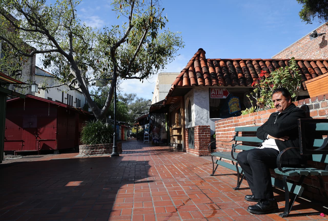 Además, la pandemia del coronavirus ha agravado la situación. Sólo en Los Ángeles, más de 490 mil personas están en riesgo de ser desalojadas. De acuerdo con un 
<a href="https://www.univision.com/local/los-angeles-kmex/desalojos-en-los-angeles-pueden-causar-una-crisis-humanitaria-tras-la-pandemia">estudio de UCLA,</a> el 60% de la población en Los Ángeles paga renta.