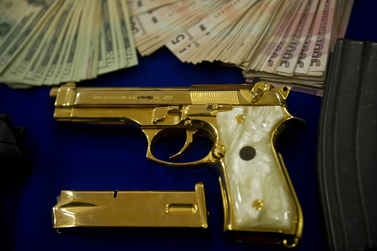 En 2011, se mostró la pistola decomisada al agente financiero de El Cartel del Golfo, Manuel Alquisires García 'El Meme'. El arma estaba hecha totalmente en oro y marfil.