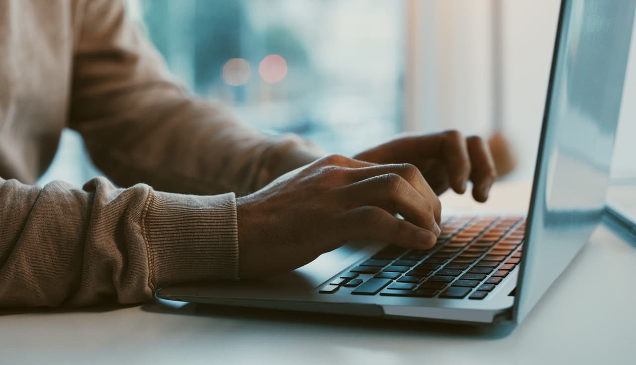 ¿Cuáles son los trabajos en los que tienes una mejor oportunidad para conseguir el empleo? El sitio CareerAdvice.com elaboró un informe en el que determinó cuáles son los que tienen mayor demanda de trabajadores o, bien, han registrado un aumento en su sector. Algunos pagan más de $100,000 al año, otros te permiten trabajar en casa y otros más no requieren un grado universitario. Mira cuáles son.