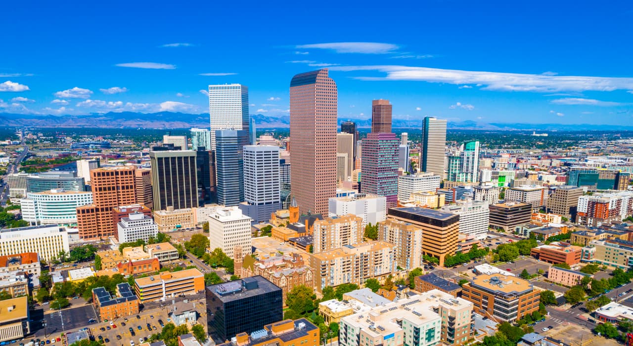 <b>Puesto 12. Denver, Colorado.</b>
<br>
<br>Precio promedio de una residencia unifamiliar: 470,000 dólares.
<br>Renta mensual: 2,400 dólares.
<br>Cuota inicial del 20% para hipoteca: 94,000 dólares.
<br>Pago mensual de la hipoteca (luego del 20% de inicial): 1,965 dólares. 
<br>Diferencia entre alquiler e hipoteca mensual: 435 dólares.
<br>Ahorro al comprar en lugar de alquilar: 5,220 dólares al año.